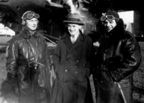 In december 1928 a special flight was organised to deliver Christmasmail to the Indies. Captain Frijs, flightengineer C.A. Bruynstein and copilot Jan Duimelaar at Schiphol just before departure