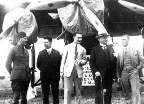 At september 13 1928, the first KNILM machine departed from Schiphol. Captain Kengen, H.M. van Herk and most right Koppen. In the middle to members of the Committee Dutch Indies flyroutes